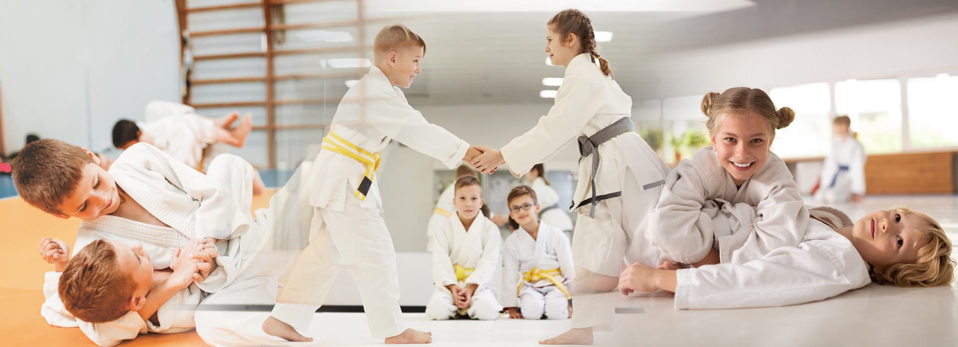Enfants en kimono pendant un cours de judo au gymnase du Bicheret
